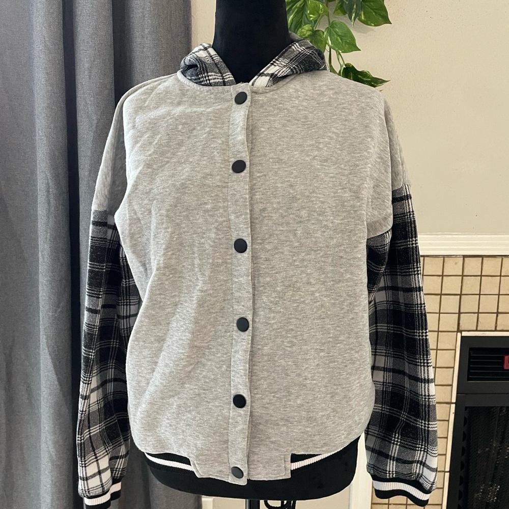 Derek Heart Soft Gray and Black Jacket women’s Size S Soft, WarmAnd comfortable